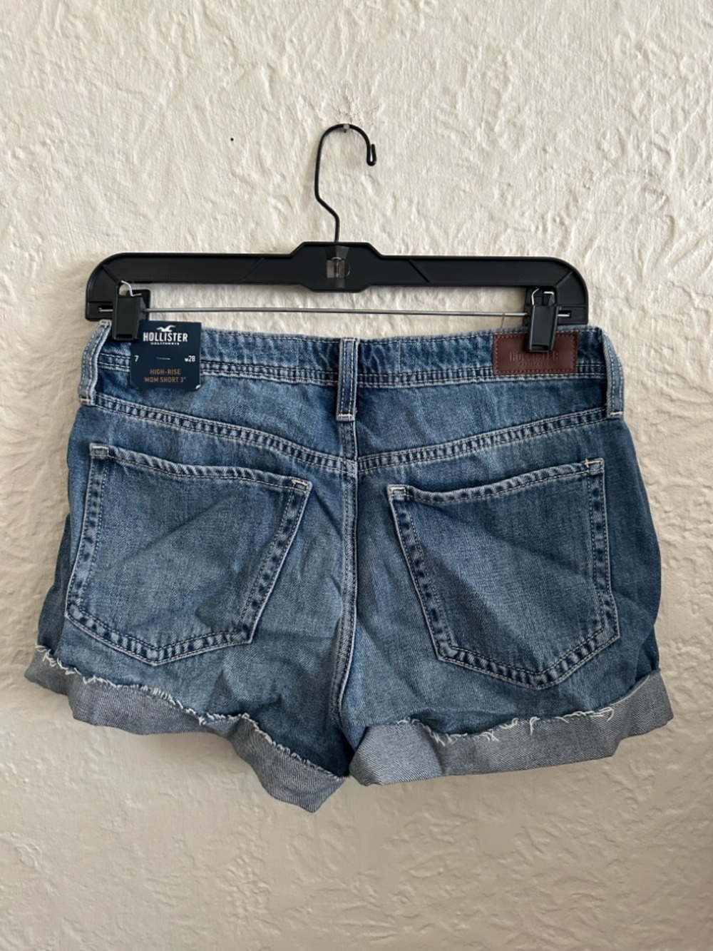 Hollister High Rise Mom Shorts 3” NWT Medium Wash Distressed Cuffed 7 - Picture 2 of 5